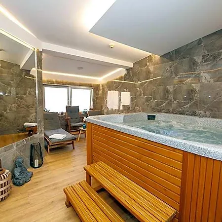 Hotel&apartments U černého Orla 4*